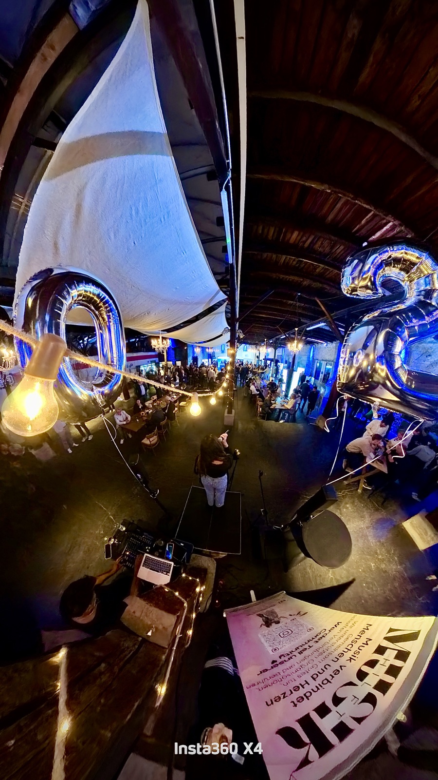 Aus einer 360-Grad-Aufnahme erzeugte Rundumperspektive einer gefüllten Eventlocation