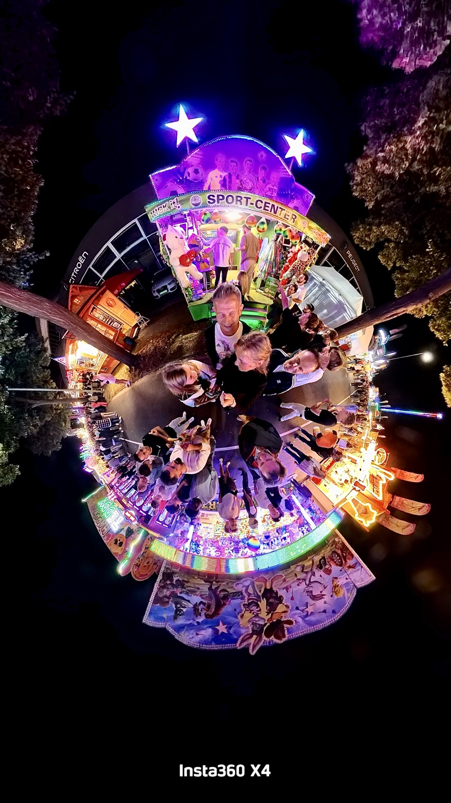 Aus einer 360-Grad-Aufnahme erzeugte Rundumperspektive eines beleuchteten Events bei Nacht